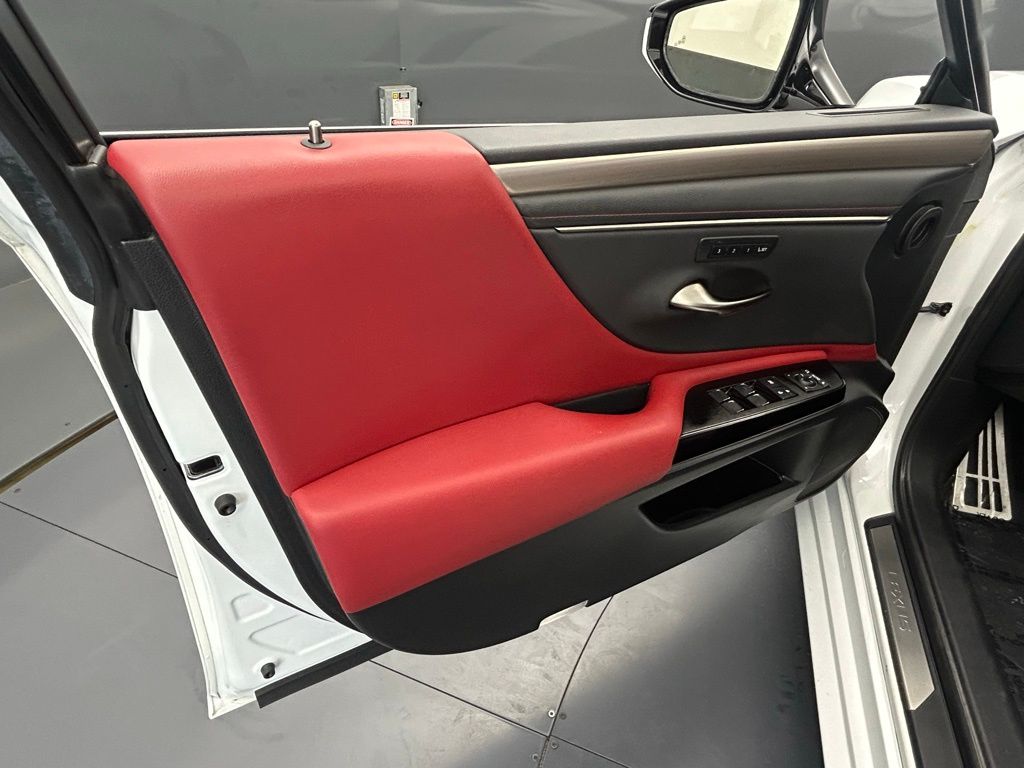 Used 2023 White Lexus 300h image 41