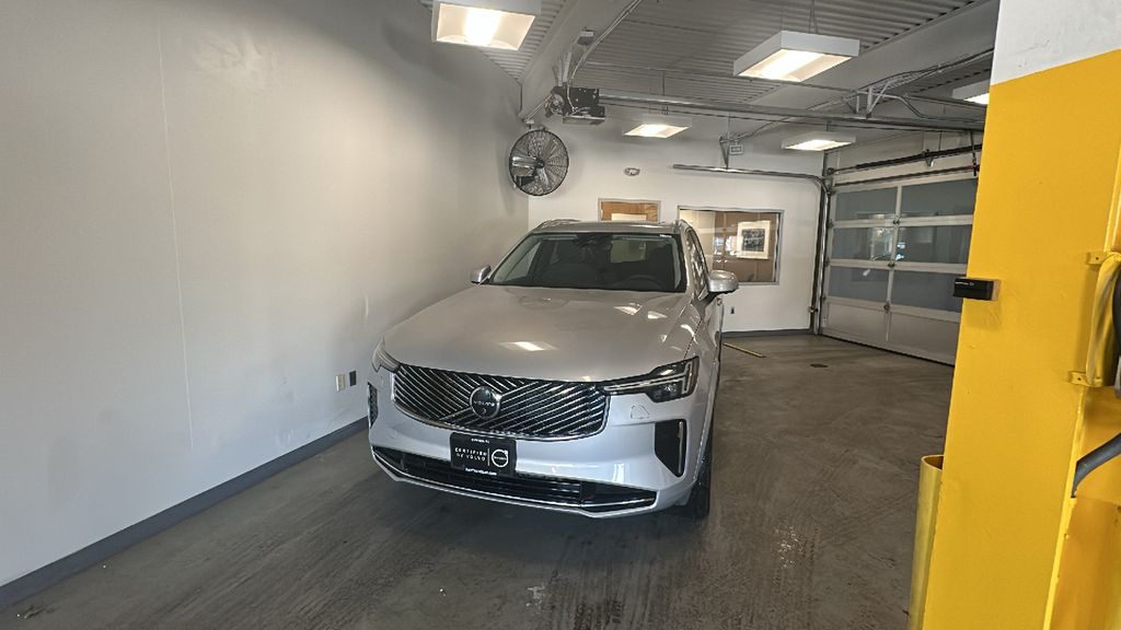 2025 Volvo XC90 B6 Plus Bright Theme 7-Passenger AWD