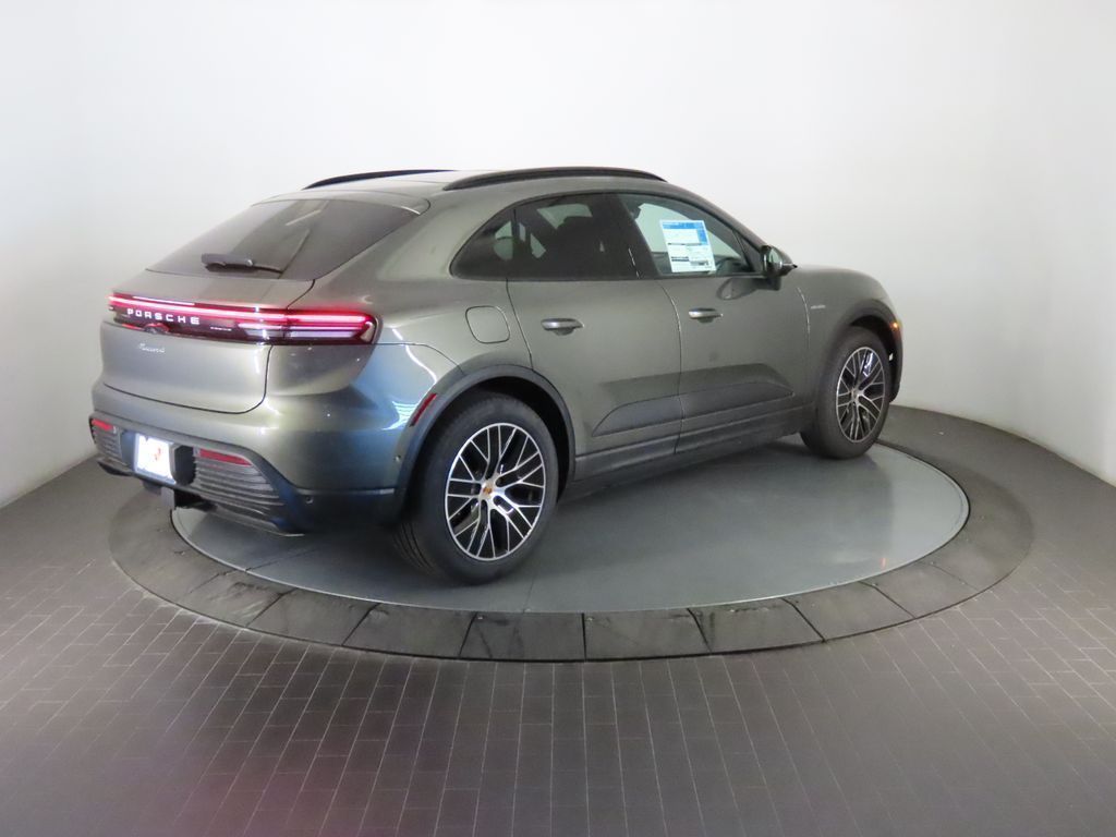 Thumbnail: 2026 Porsche Macan - 7