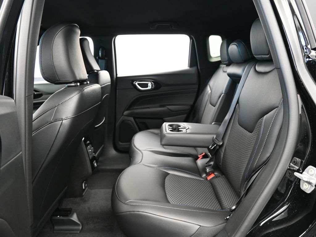 New 2026 diamond black crystal pearlcoat Jeep Latitude image 26