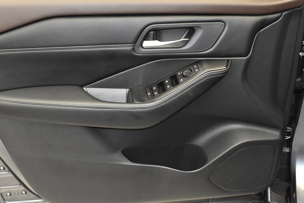 2022 Nissan Rogue SV 10