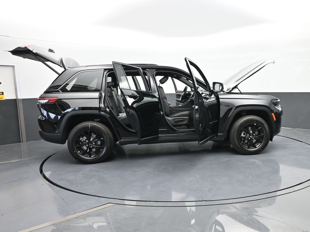 New 2026 Diamond Black Crystal Pearlcoat Jeep Laredo image 64