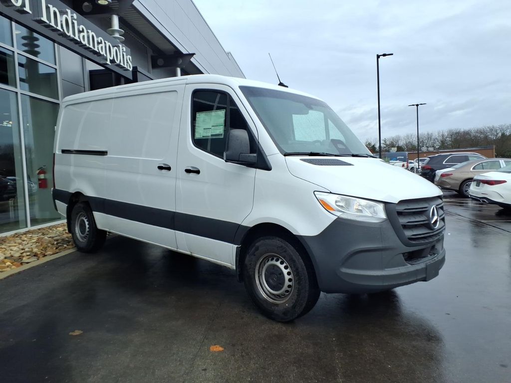 Used 2026  Mercedes-Benz Cargo 144 WB image 8