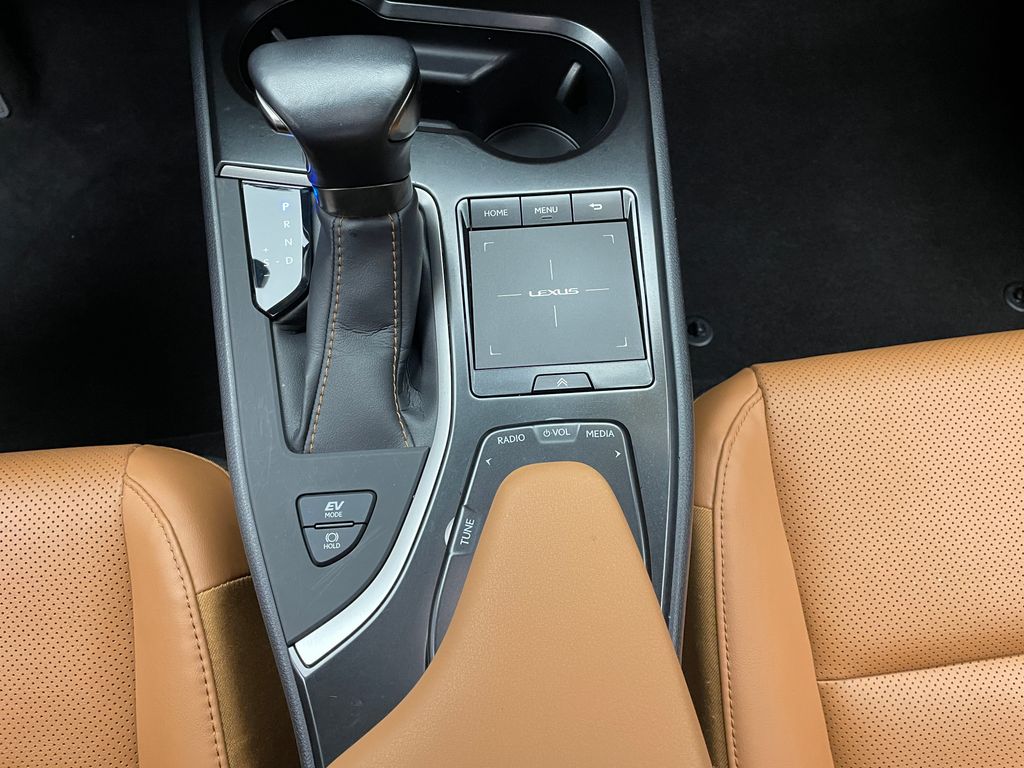 Thumbnail: 2021 Lexus UX - 28