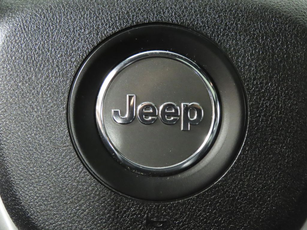 Thumbnail: 2015 Jeep Grand Cherokee - 15
