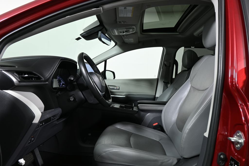 Thumbnail: 2022 Toyota Sienna - 3