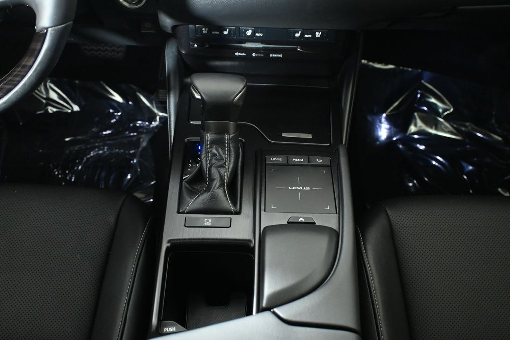 Thumbnail: 2021 Lexus ES - 25