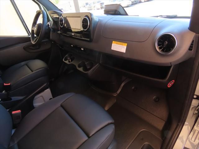 Thumbnail: 2025 Mercedes-Benz Sprinter - 18