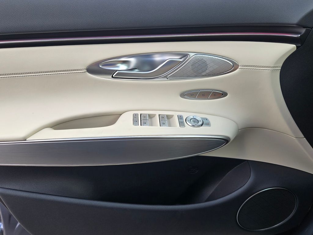 2027 Genesis Gv70