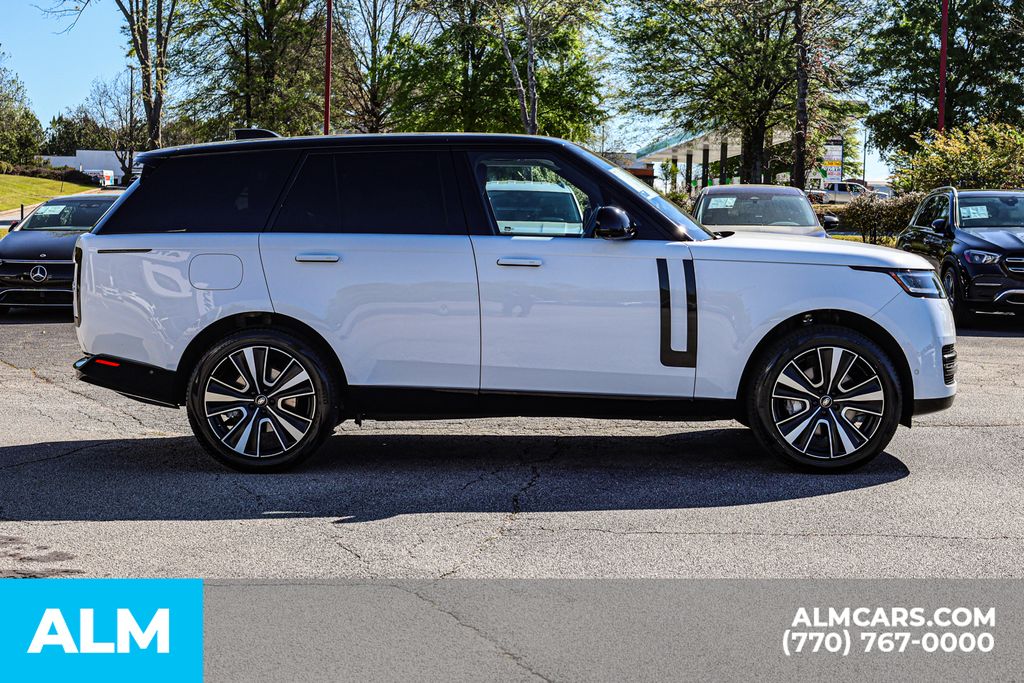 Used 2023 White Land Rover SE image 10