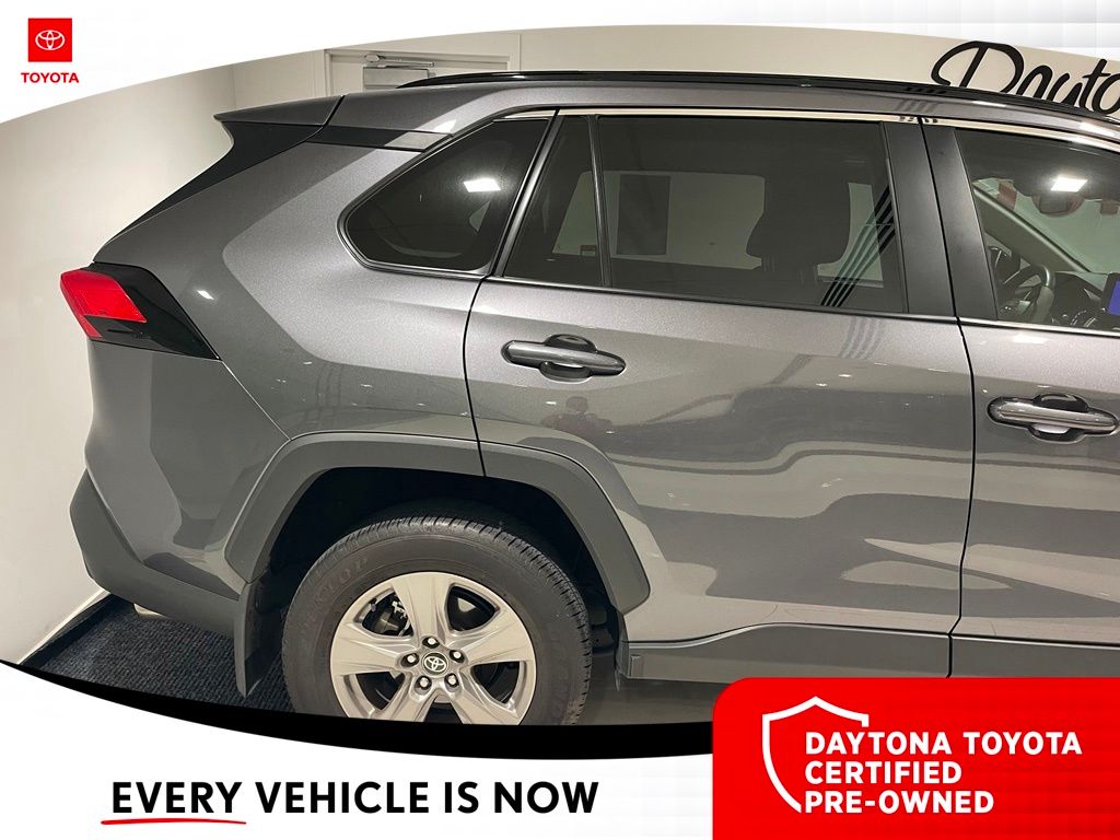 2025 Toyota RAV4 XLE - Photo 8