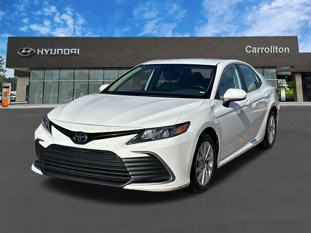 2023 Toyota Camry LE's photo