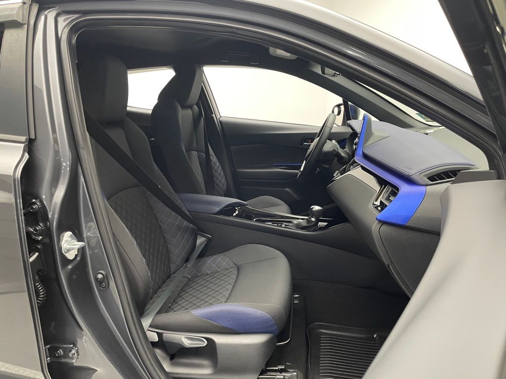 2020 Toyota C-HR XLE 17