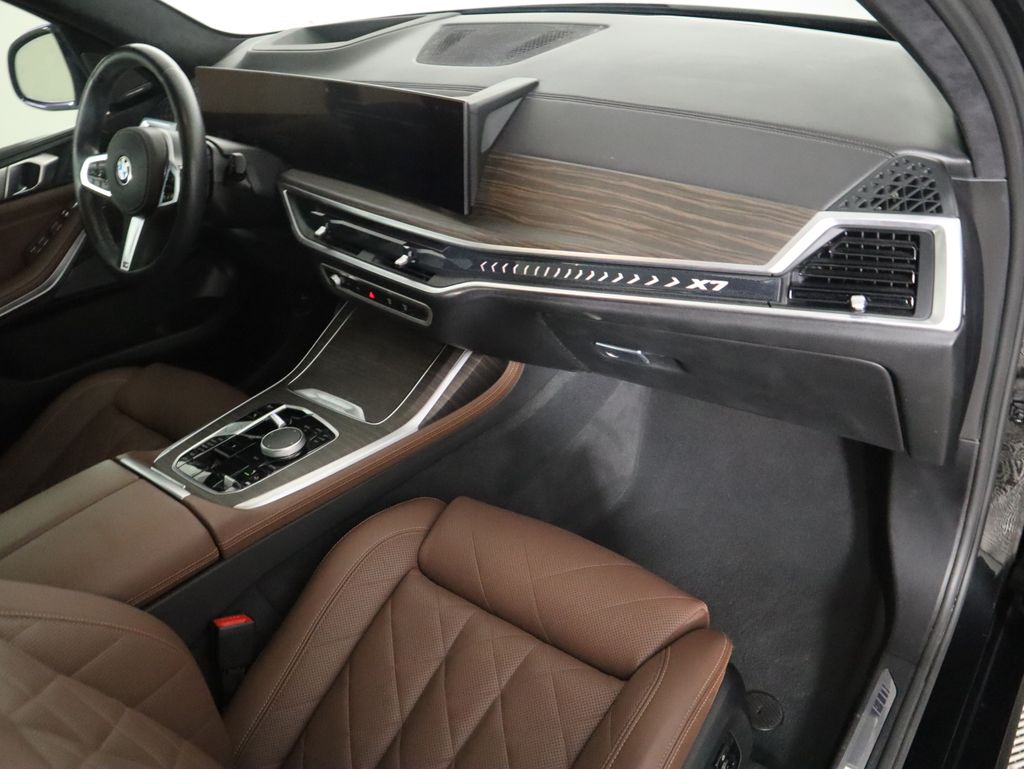 Thumbnail: 2023 BMW X7 - 18