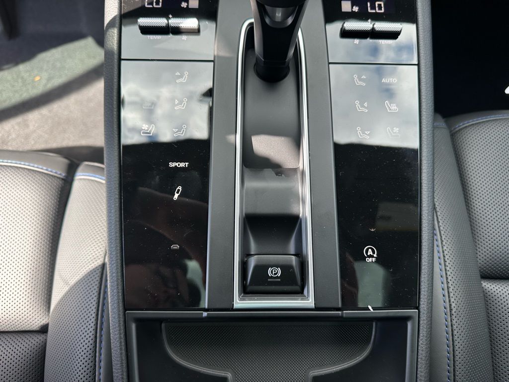 Thumbnail: 2026 Porsche Macan - 26