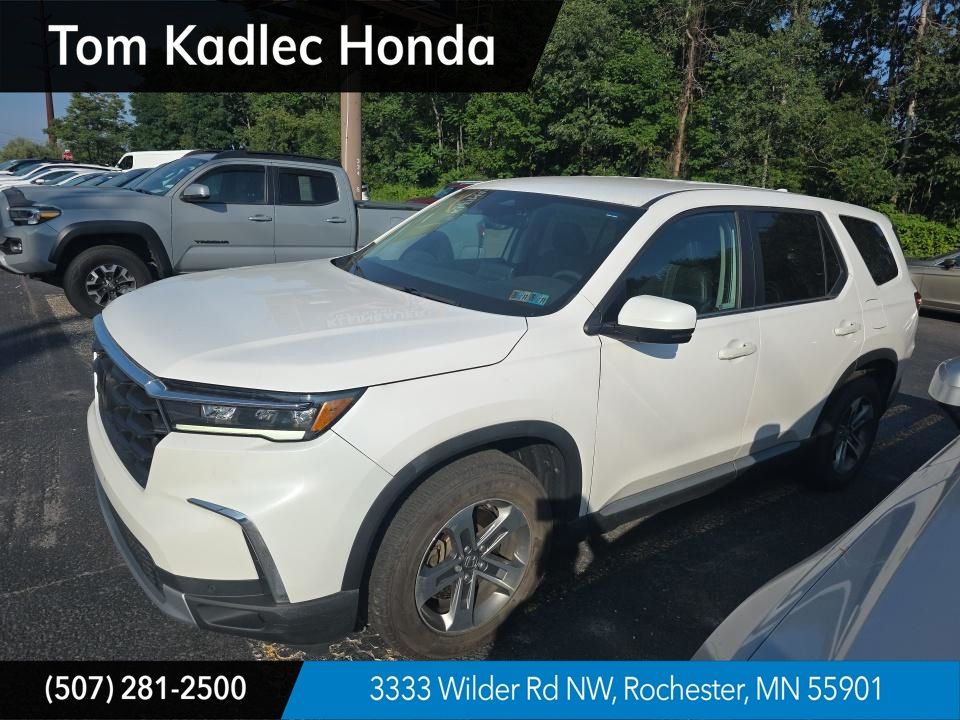 2023 Honda Pilot EX-L AWD with Captains Chairs
