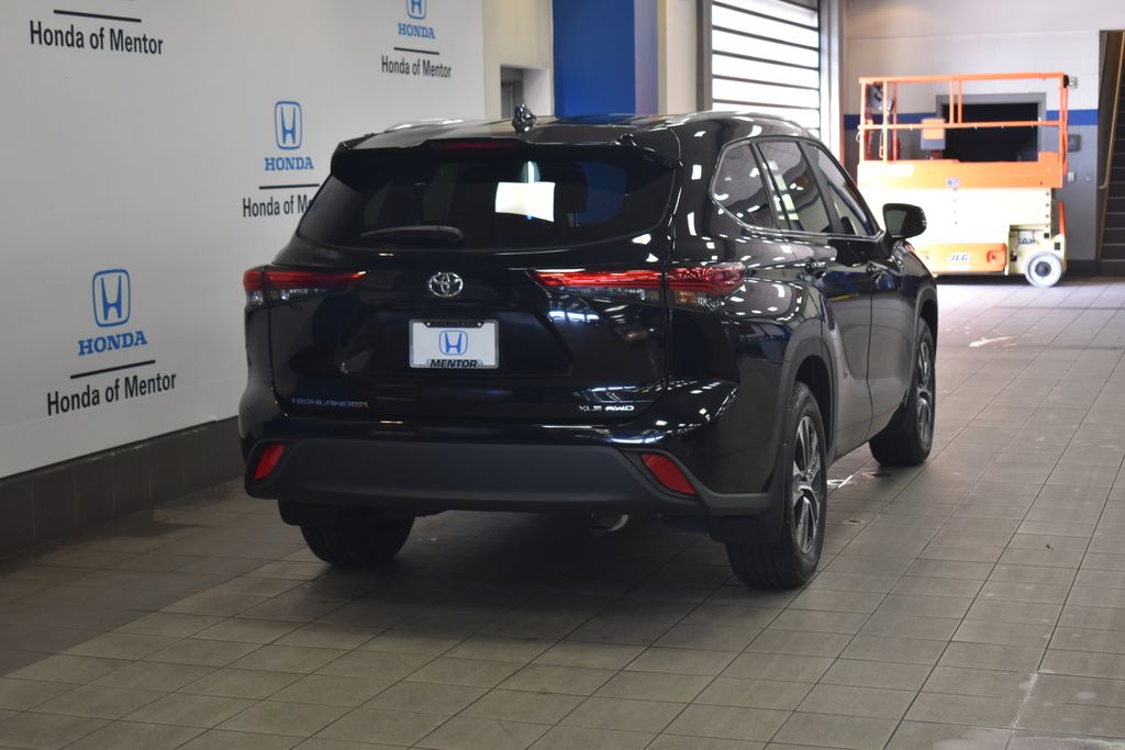 Thumbnail: 2023 Toyota Highlander - 7
