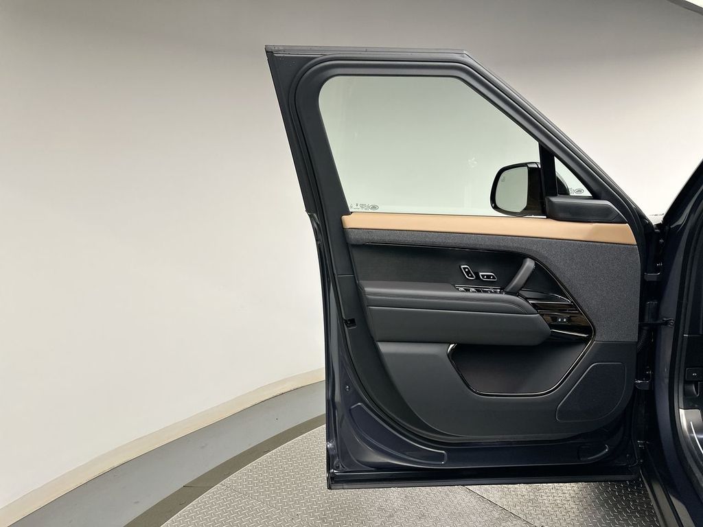 Thumbnail: 2026 Land Rover Range Rover Sport - 9