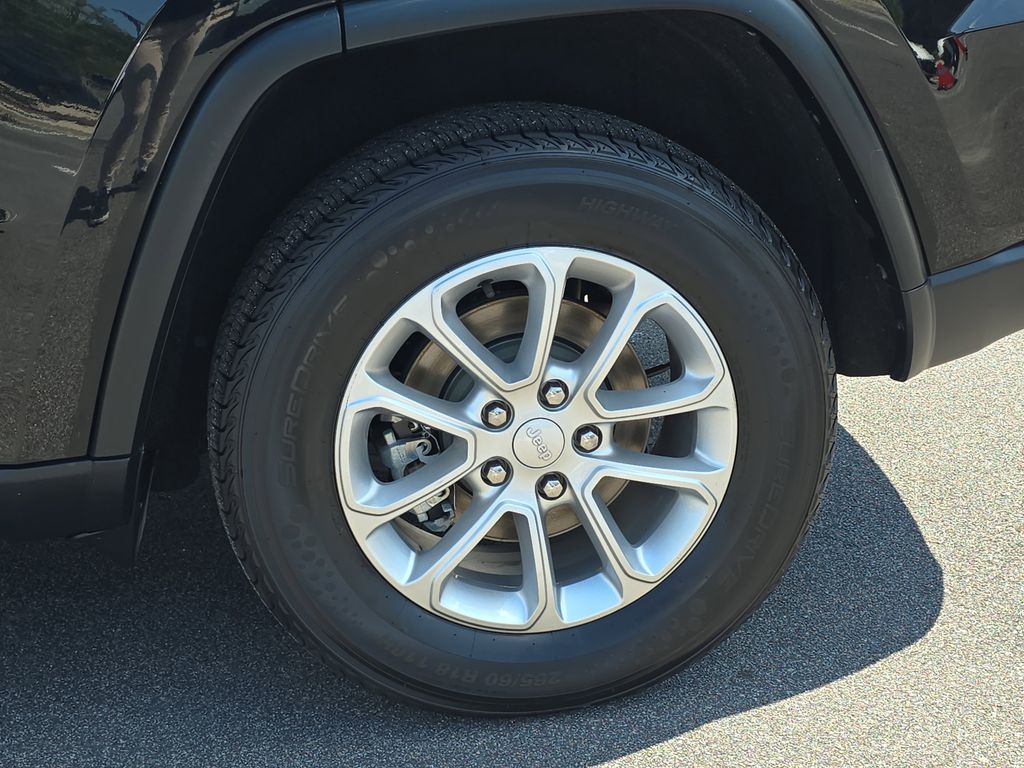 2021 Diamond Black Crystal Pearlcoat Jeep Grand Cherokee Laredo X RWD SUV