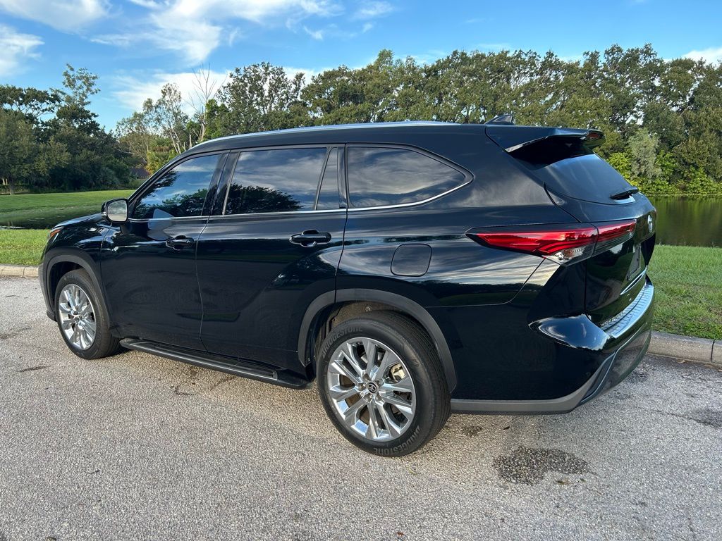 Thumbnail: 2023 Toyota Highlander - 3