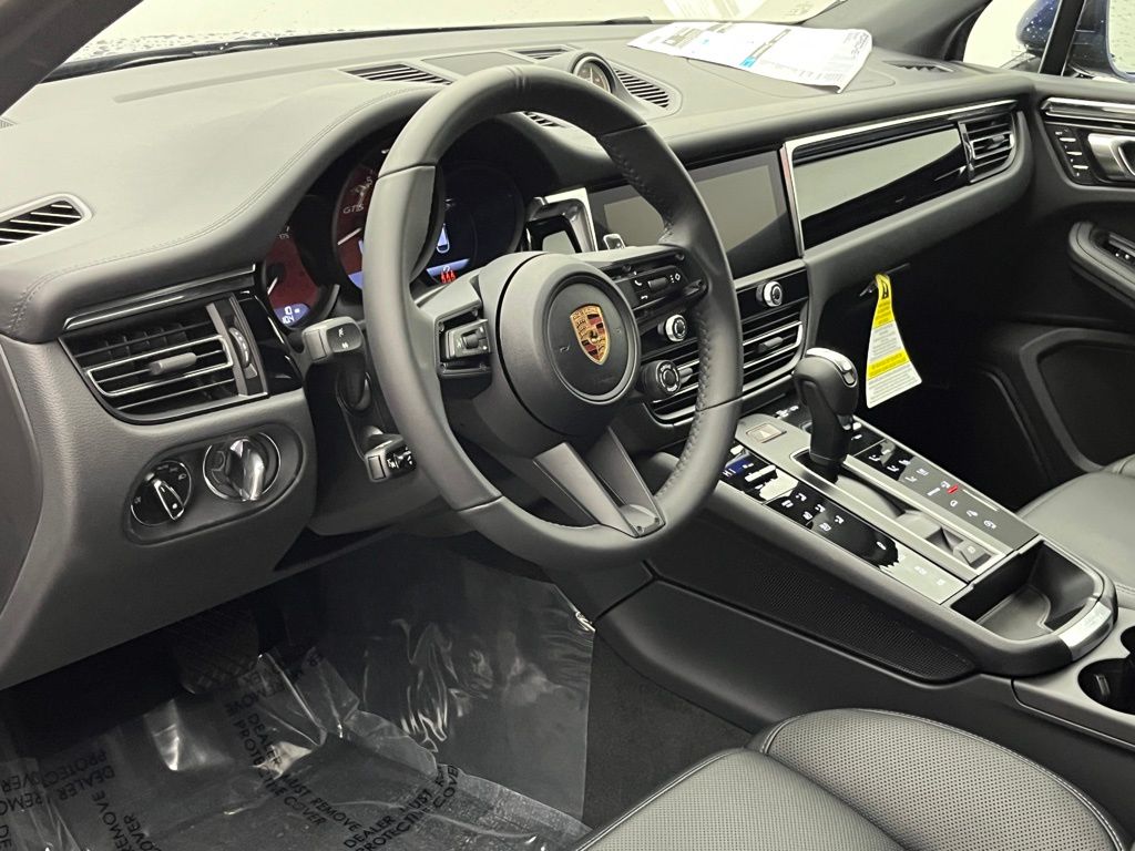 Thumbnail: 2026 Porsche Macan - 4