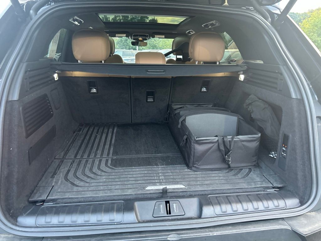 Certified Used 2025 Black Land Rover SE image 16