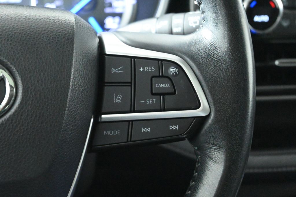 Thumbnail: 2022 Toyota Highlander - 17