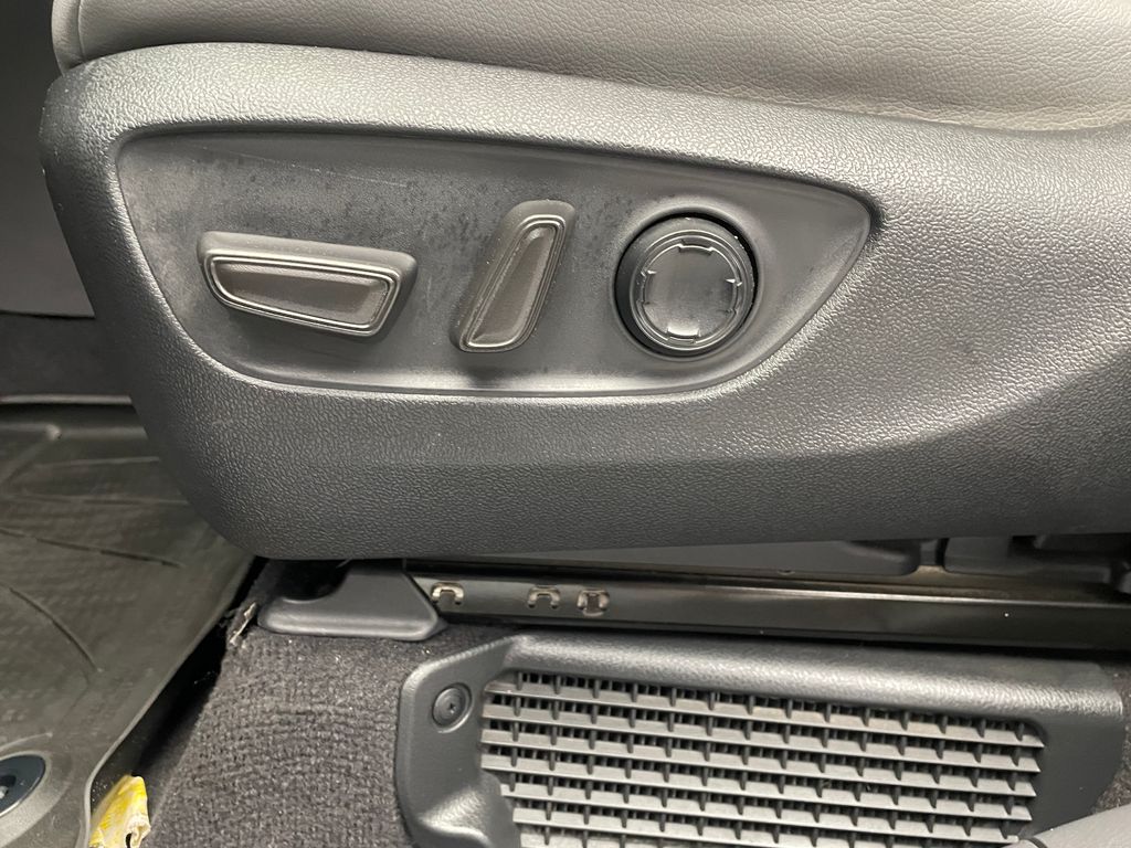 Thumbnail: 2022 Toyota Sienna - 14
