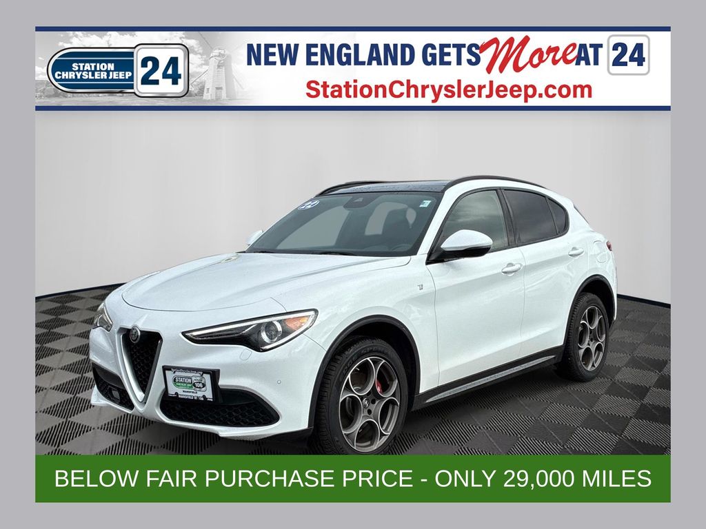 White 2022 Alfa Romeo Stelvio Ti AWD SUV / Crossover All-Wheel Drive 8-Speed Automatic