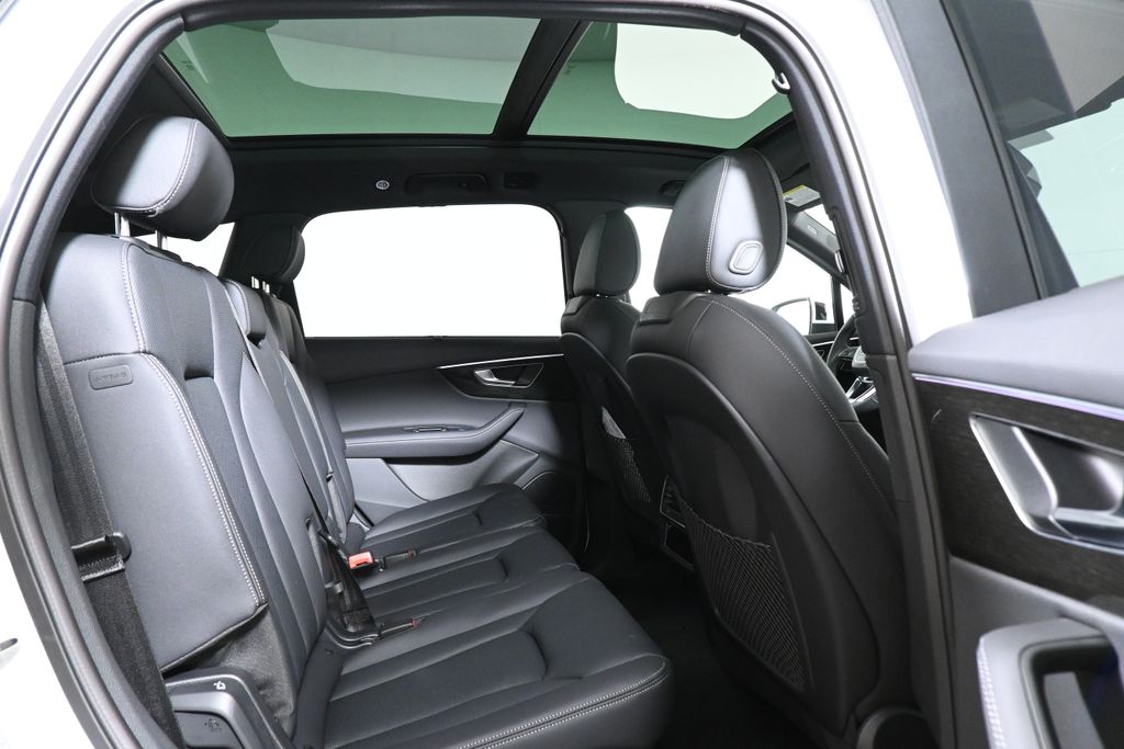 Thumbnail: 2026 Audi Q7 - 20