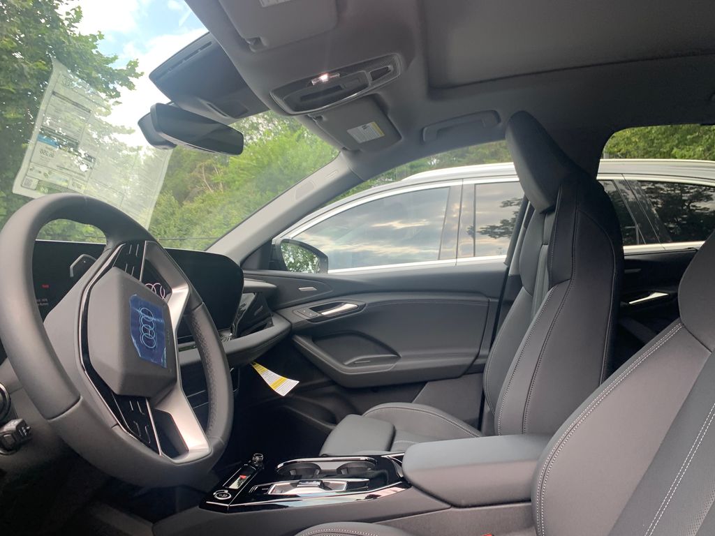 Thumbnail: 2025 Audi Q6 e-tron - 8