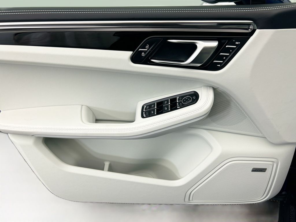 Thumbnail: 2026 Porsche Macan - 25