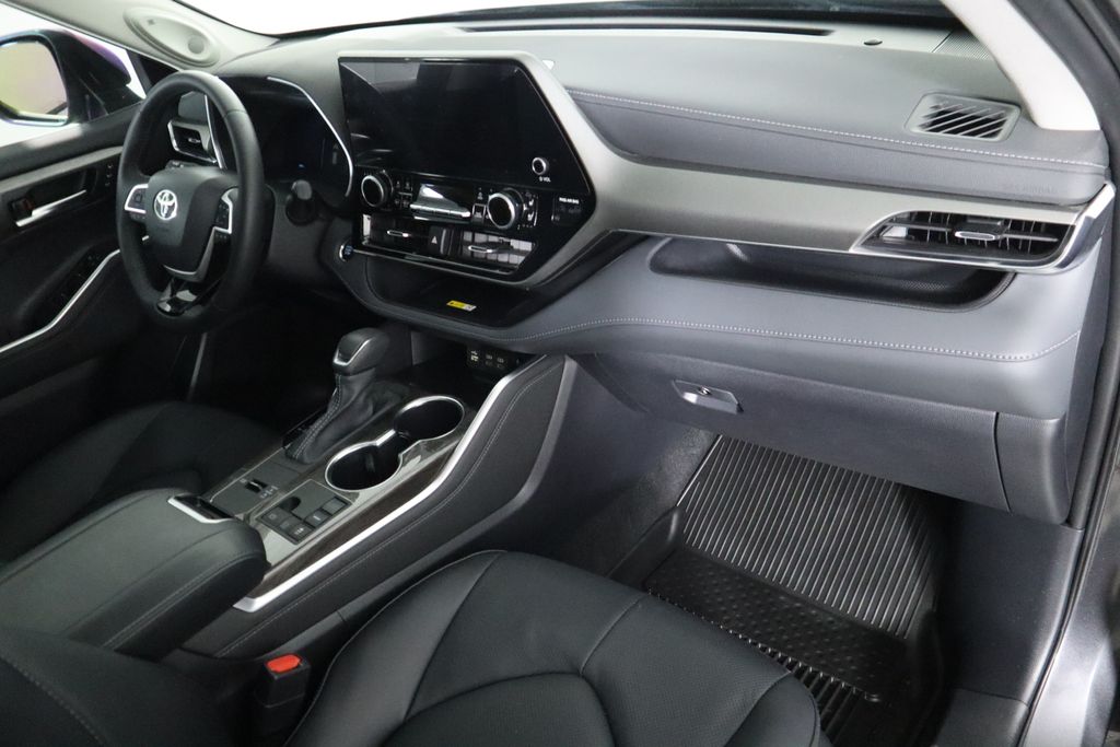 2024 Toyota Highlander Limited 17