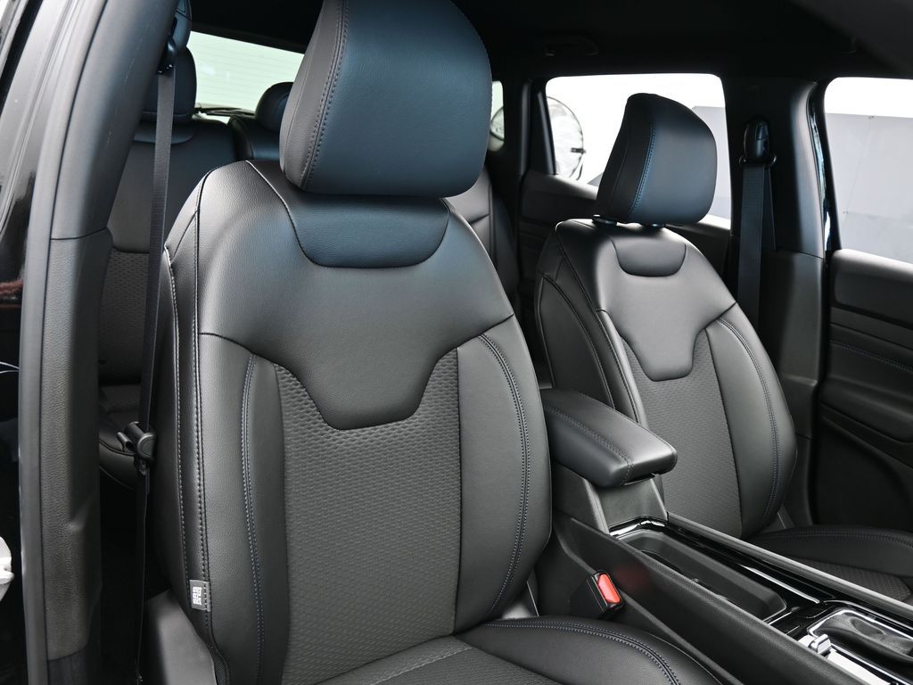 New 2026 diamond black crystal pearlcoat Jeep Latitude image 37