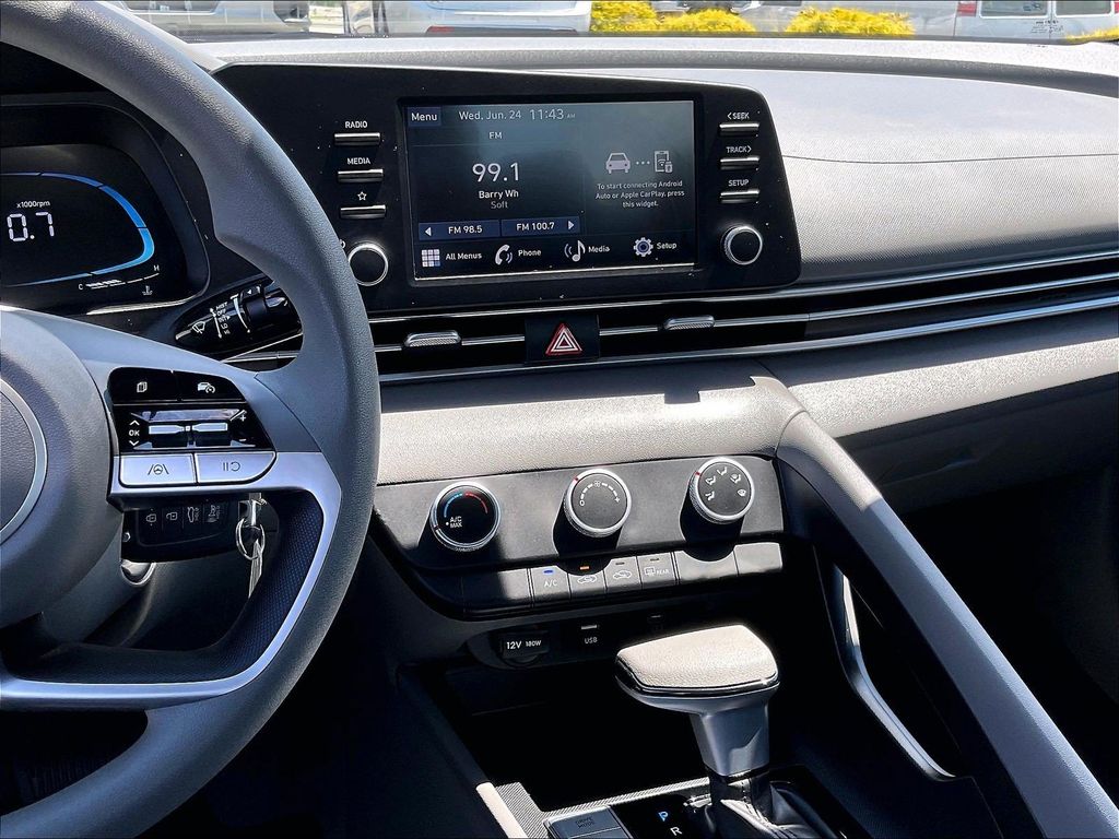 2025 Hyundai Elantra — photo 18