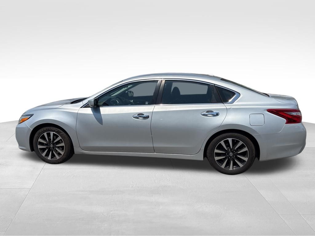 Used 2017 Silver Nissan 2.5 SV image 2