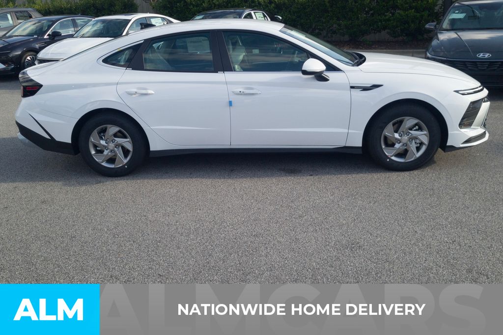 Used 2025 White Hyundai SE image 4