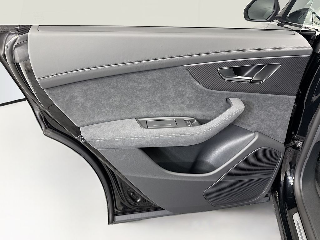 Thumbnail: 2026 Audi RS Q8 - 26