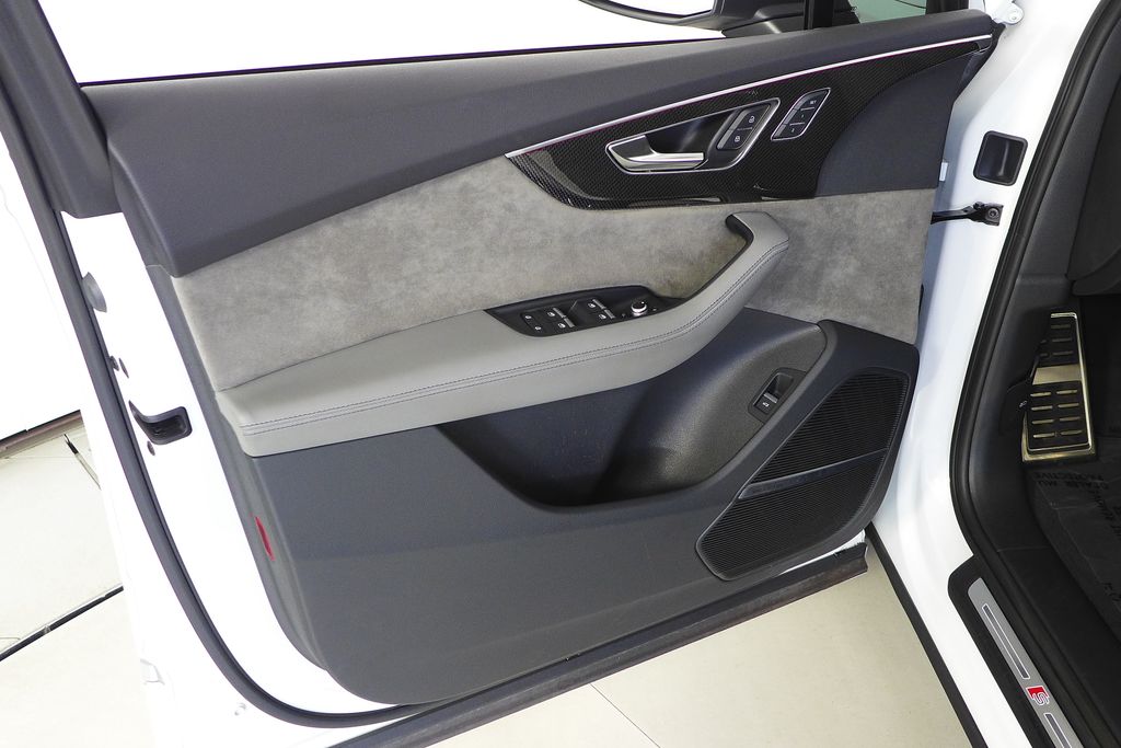 Thumbnail: 2022 Audi SQ7 - 11