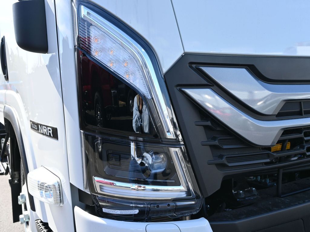2025 Isuzu NRR 