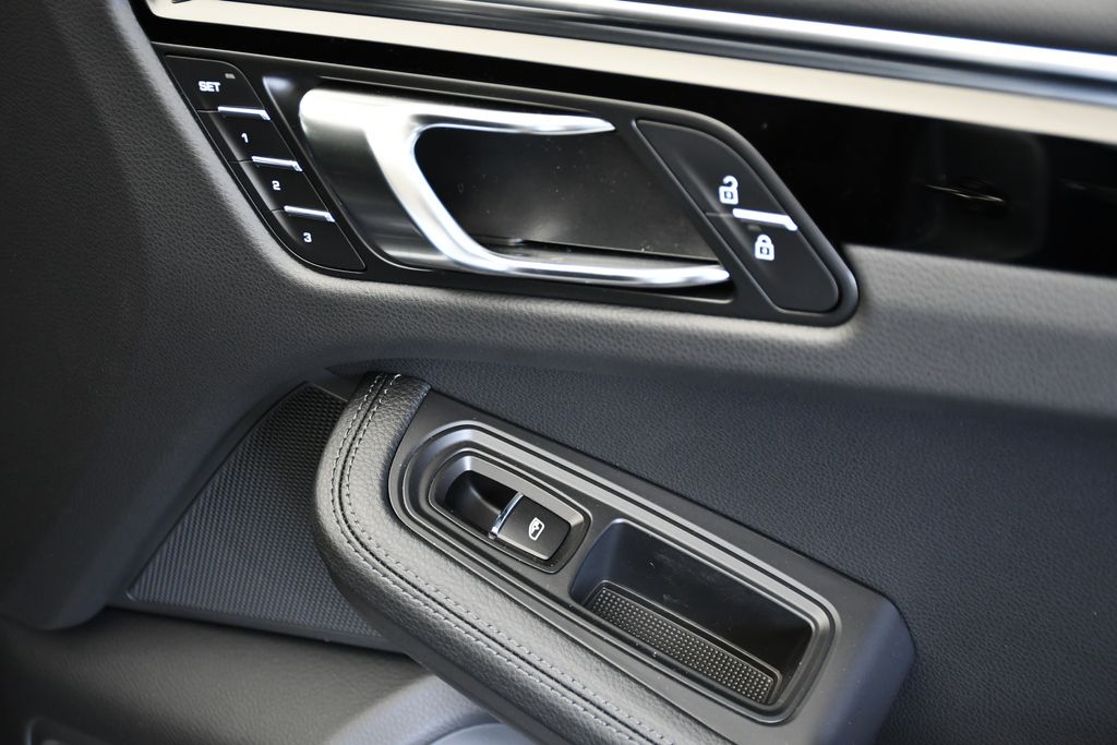 Thumbnail: 2026 Porsche Macan - 25