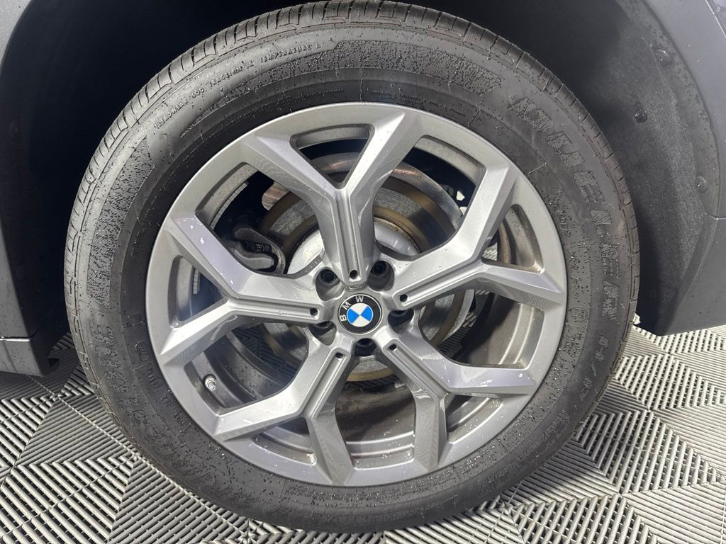 Thumbnail: 2025 BMW X4 - 11