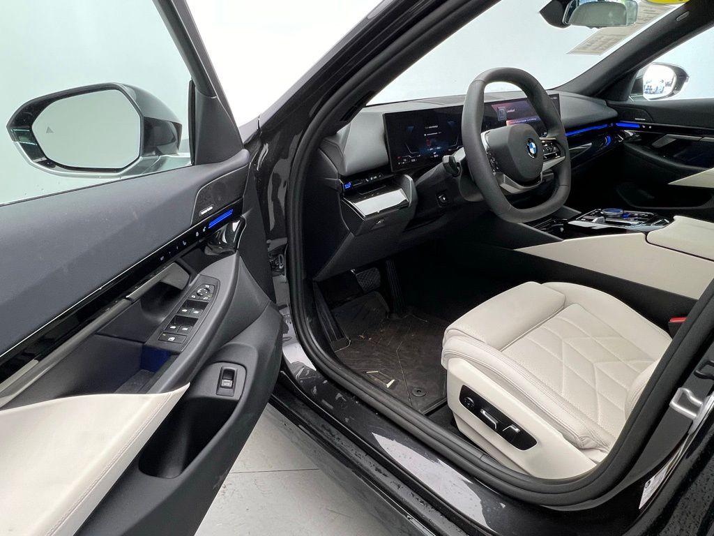 Thumbnail: 2025 BMW 5 Series - 21