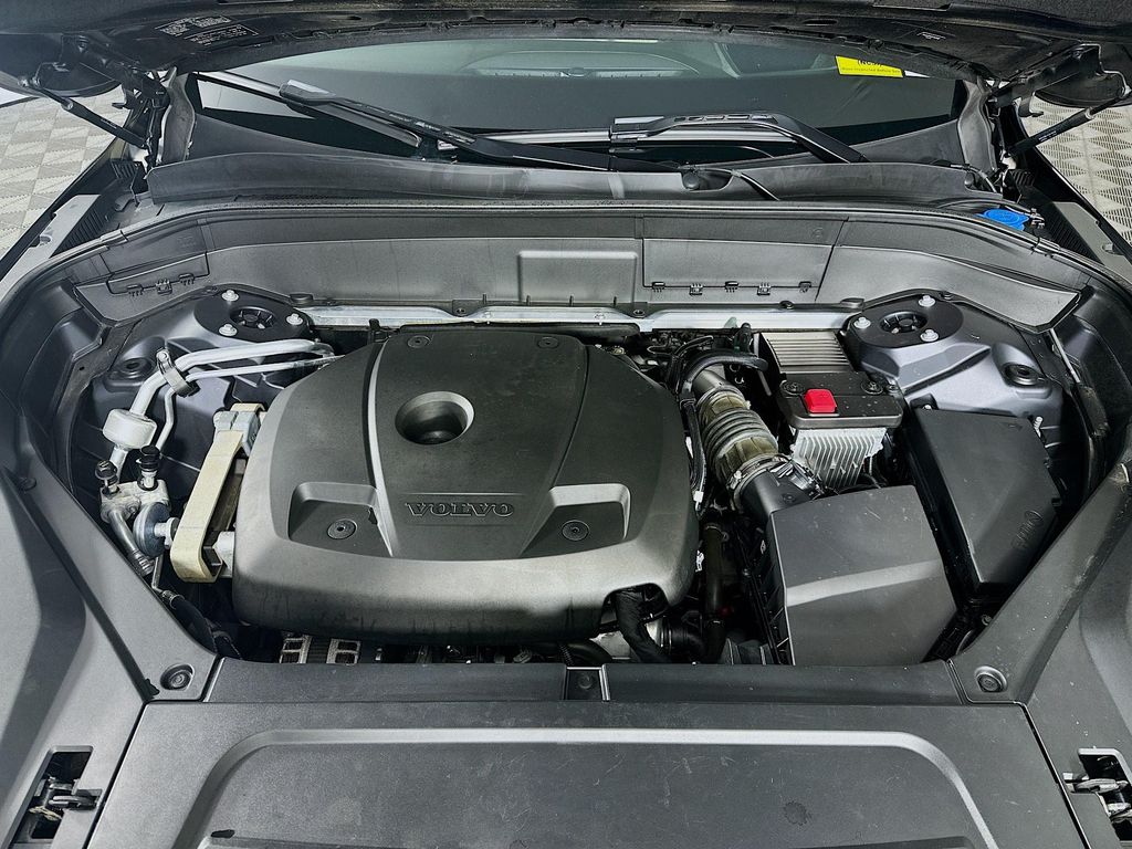 Used 2019 Blue Volvo T6 Momentum image 33