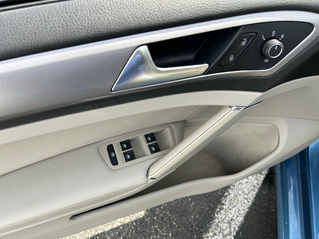 2015 Volkswagen e-Golf SEL Premium 24