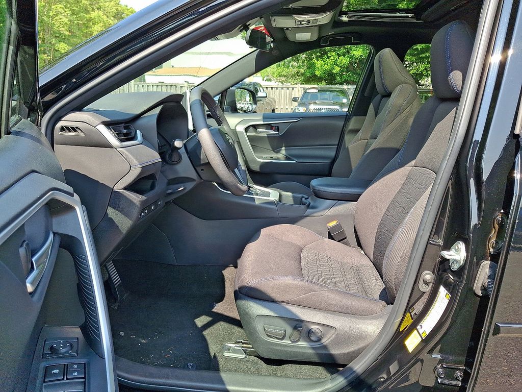 2023 Toyota RAV4 SE 13