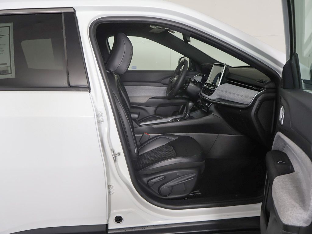 Used 2025 White Jeep Latitude image 29