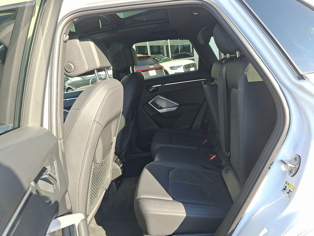 Thumbnail: 2025 Audi Q3 - 10