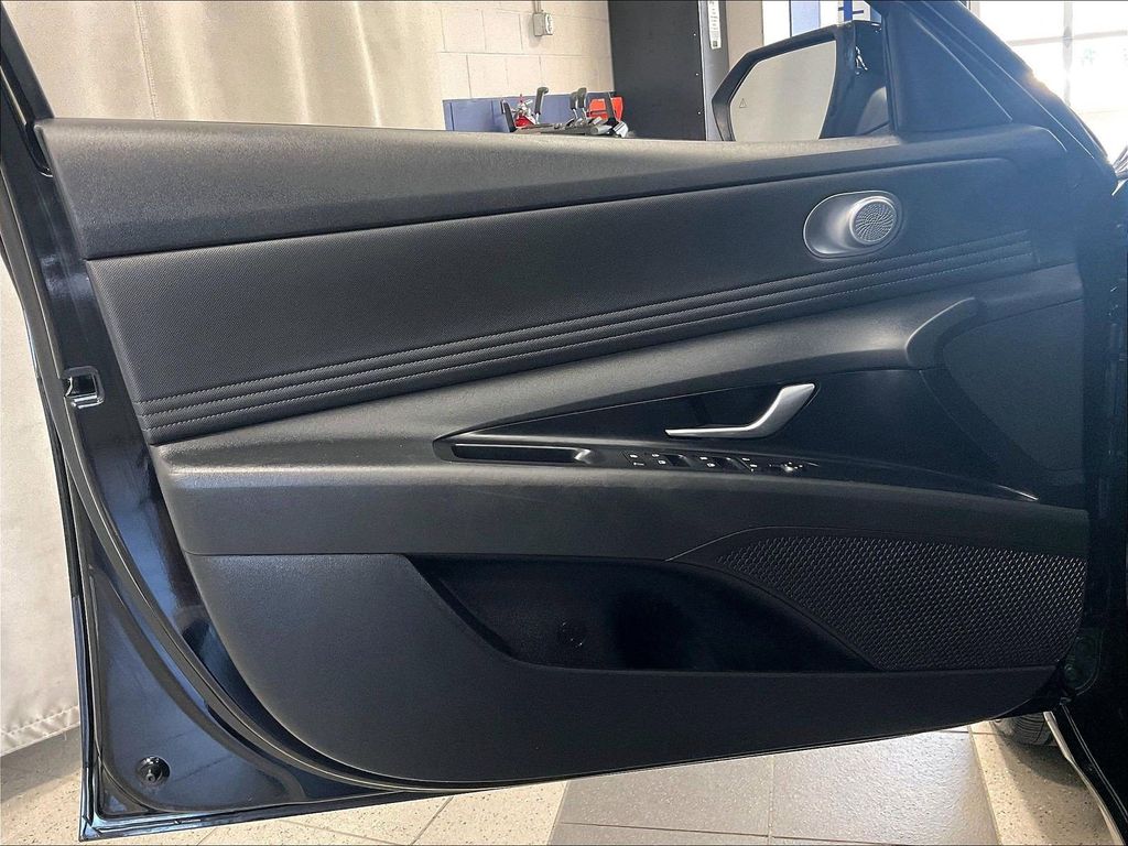 2023 Hyundai Elantra — photo 9