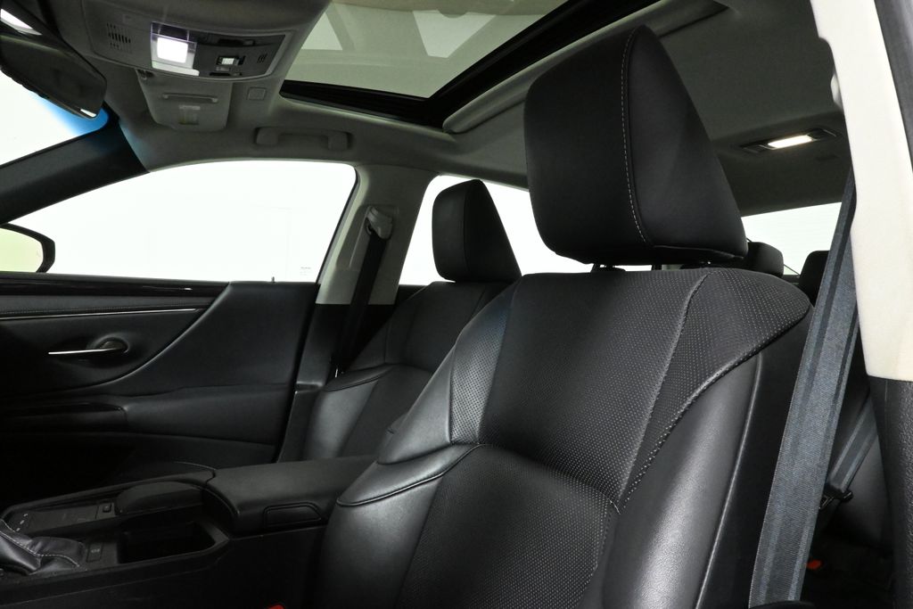 Thumbnail: 2019 Lexus ES - 4